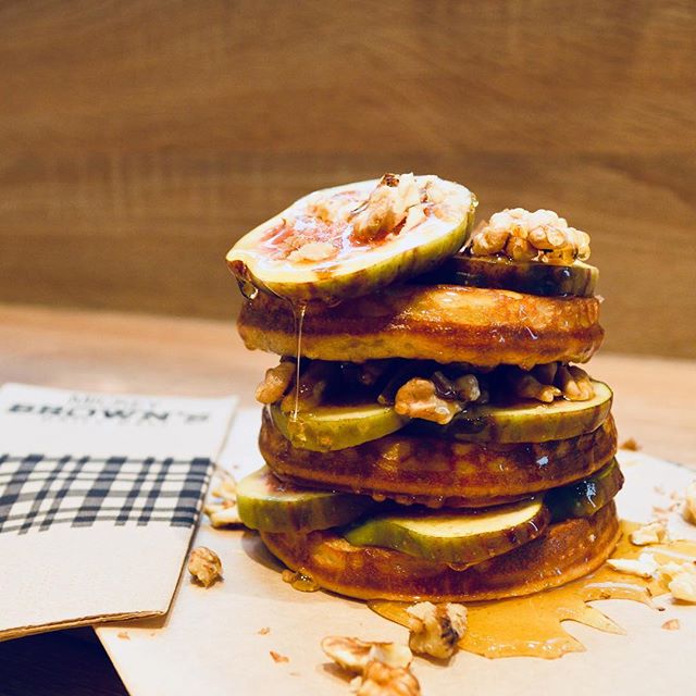 Friday should be pancake-day 🥞 our beautiful pancake stack with figs, walnuts and honey 🍯 #pancakes #stack #friday #friyay #almostweekend #figs #honey #walnuts #maastricht #mosaeforum