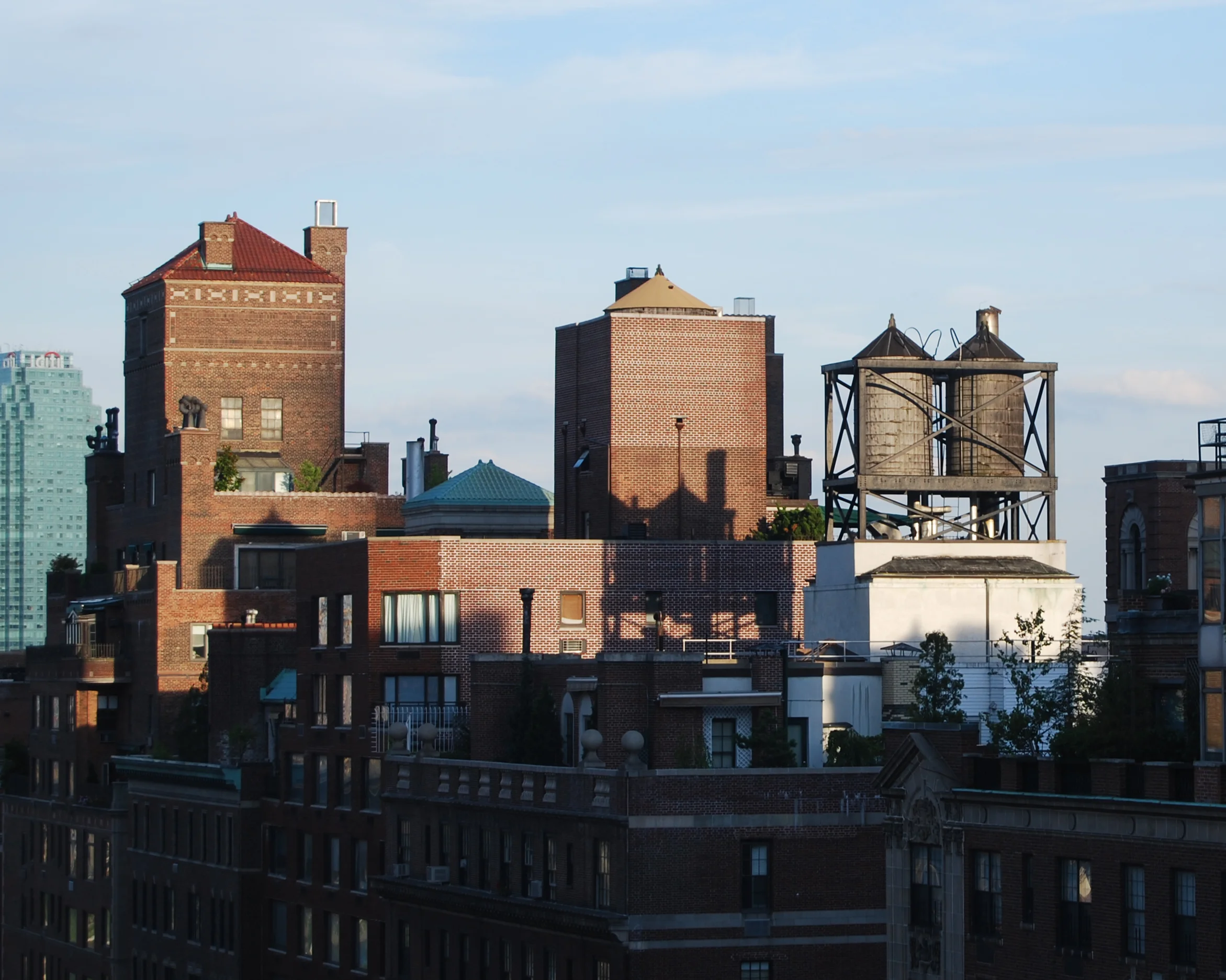 Rooftop_water_towers_on_New_York_apartment_buildings.jpg