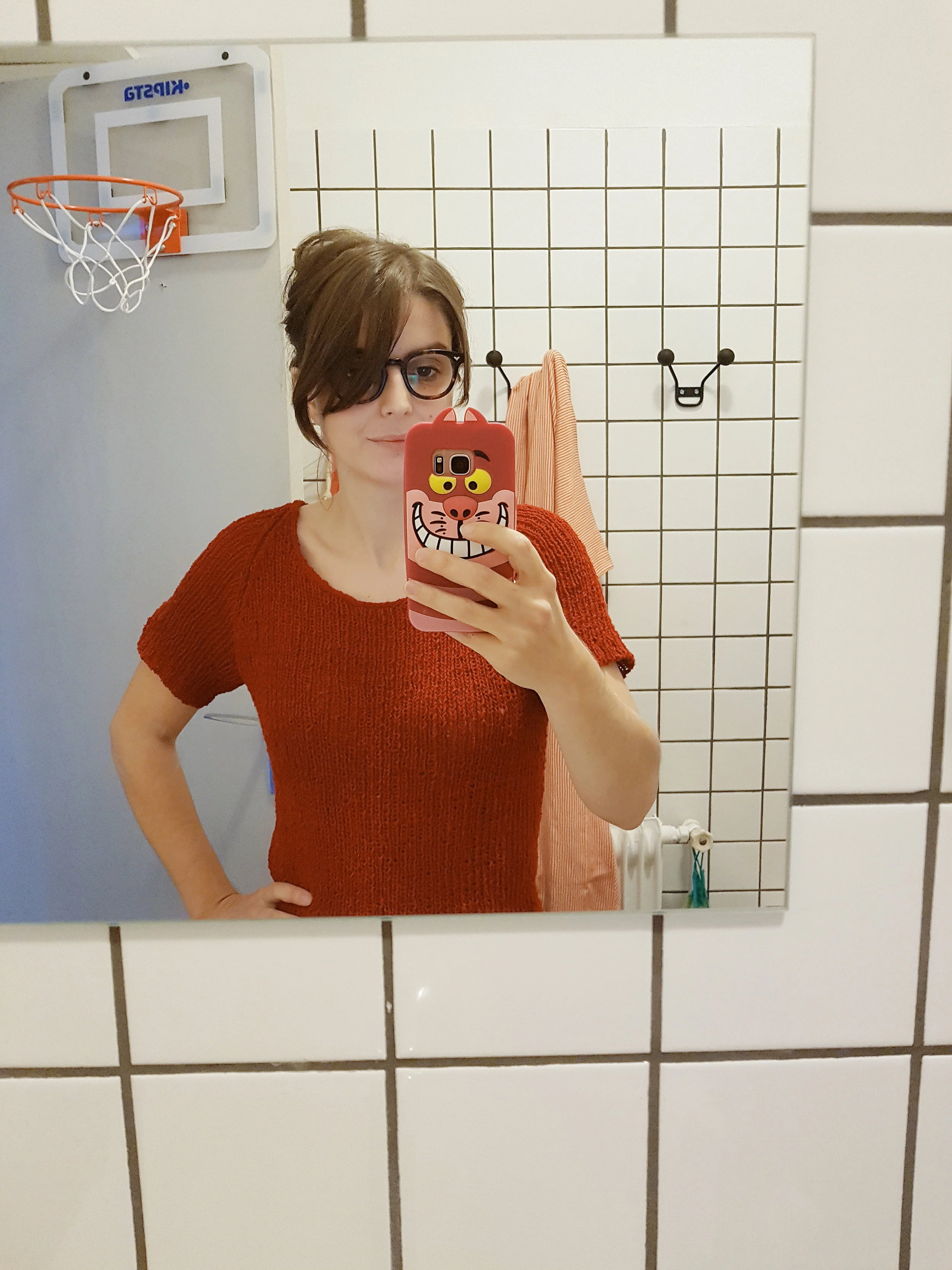 Oui il y a un panier de basket dans notre salle de bain. Et j’ai souffert du froid pour la science, en vrai je porte une robe, une Sophie B et un châle Flopsy.