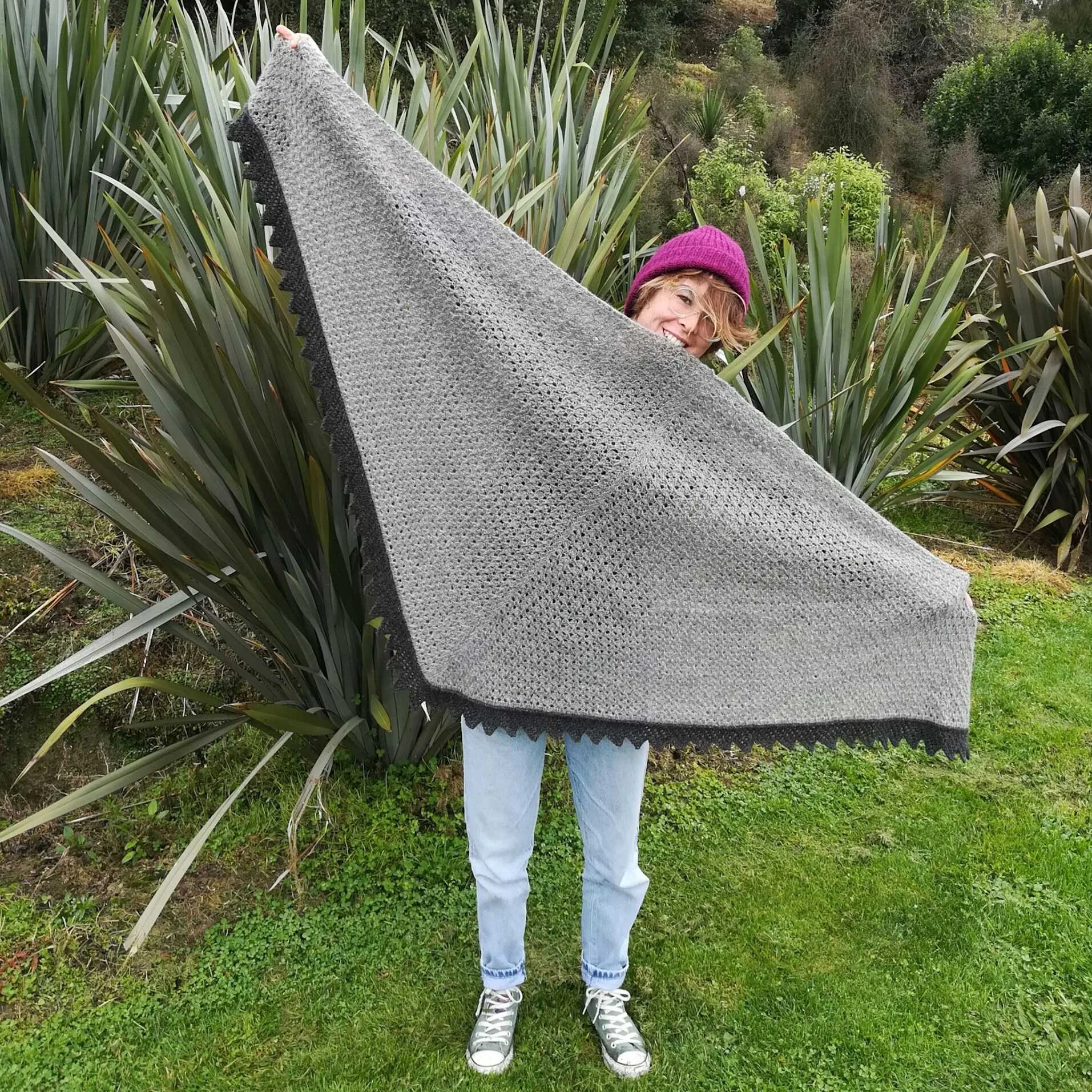Jane l’a jouée bicolore et a utilisé la Gotland DK du Woolshed Canaan a eu besoin de 375 g de couleur principale et 65 g de contrastant soit un total de 440 g (1100m)