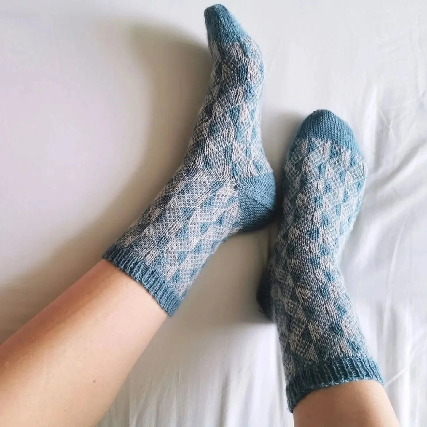#Repost @kriss_cat_knits with @let.repost 
&bull; &bull; &bull; &bull; &bull; &bull;
Biscuit 💙.
 .
Voil&agrave; une partie de mes devoirs de vacances, j'ai nomm&eacute; les chaussettes en jacquard. Il &eacute;tait temps de contrer le mythe (auto cr&