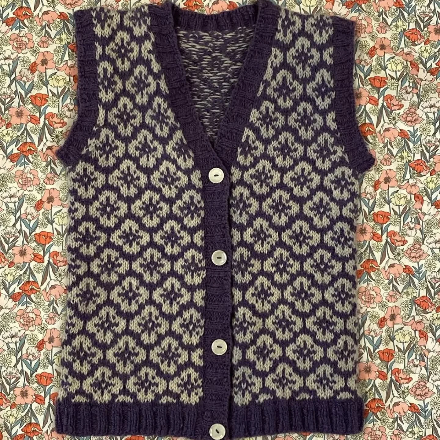 #Repost @docteurcousette
...
On finit les ouvrages avant les vacances ! Gilet Sampion revisit&eacute;. #jacquardknit #steekedcardigan #knittersgonnaknit #knitterofinstagram #nevernotknitting #alicehammerknitters