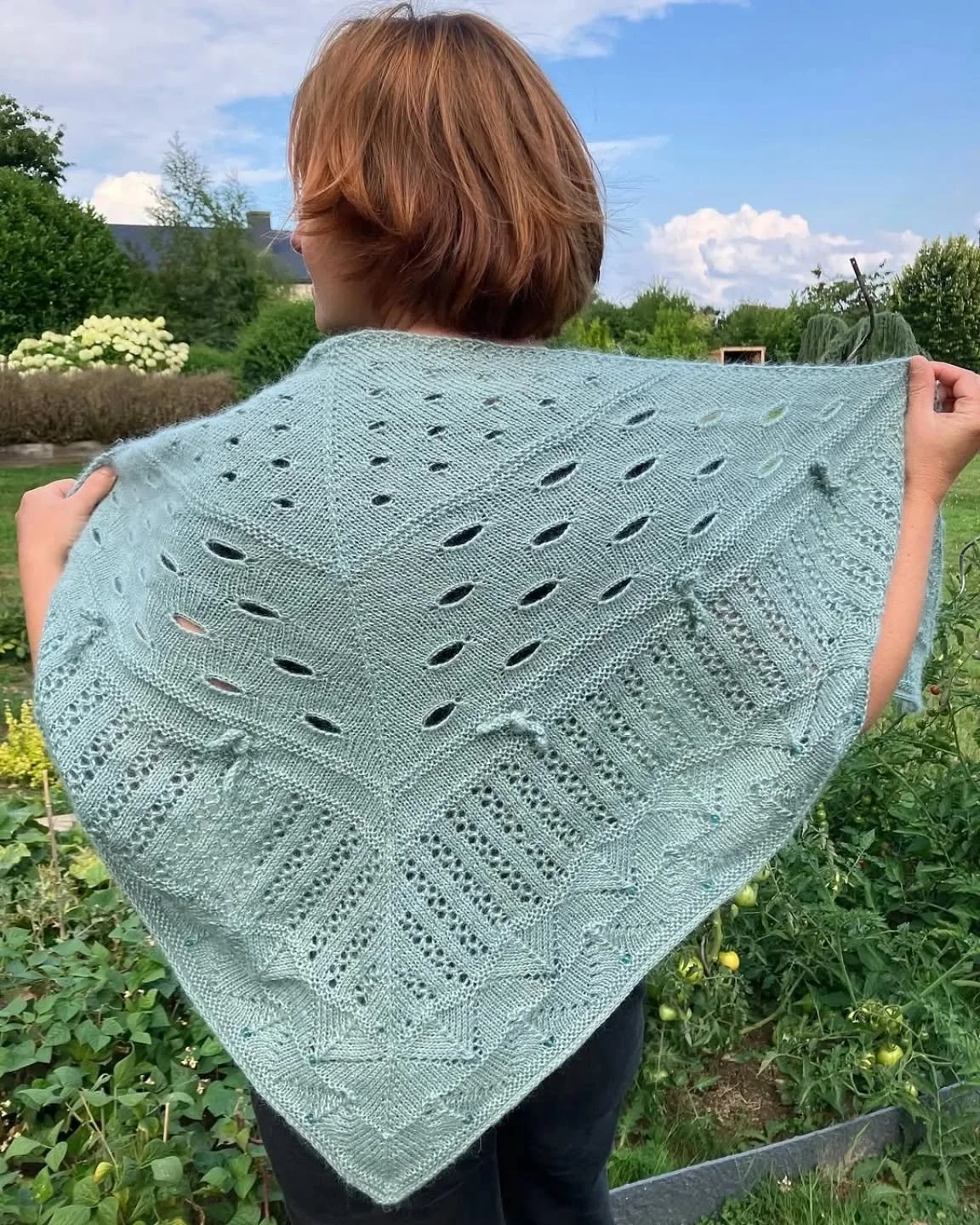 #Repost @peggygrand with @let.repost 
&bull; &bull; &bull; &bull; &bull; &bull;
Le ch&acirc;le Cluedo en action : le Prince Argile, dans le potager avec le tuteur !
#kalmyst&egrave;re2025 #alicehammer #ladroguerie #alicehammerxladroguerie #jeporteceq