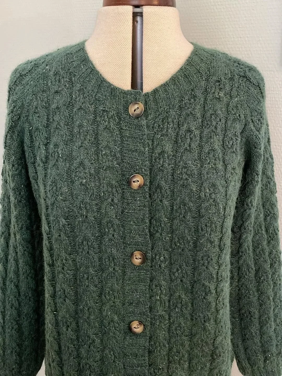 #Repost @docteurcousette with @let.repost 
&bull; &bull; &bull; &bull; &bull; &bull;
Gilet Vagabond termin&eacute; 🥳
#giletvagabond #cardiganvagabond #alicehammerdesigns #alicehammerknitters #cableknit #feltedtweed #feltedtweedrowan