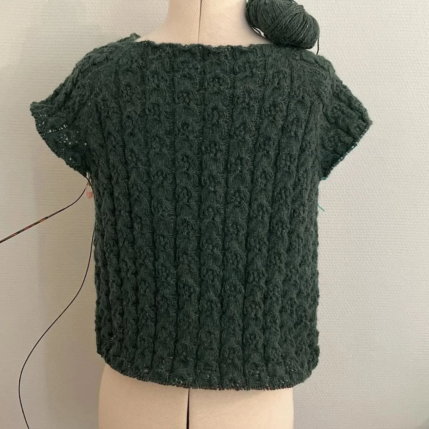 #Repost @docteurcousette with @let.repost 
&bull; &bull; &bull; &bull; &bull; &bull;
Gilet Vagabond en cours, encore un petit effort avant les c&ocirc;tes 🚴♂️ #giletvagabond #cardiganvagabond #alicehammerdesigns #alicehammerknitters #cableknit