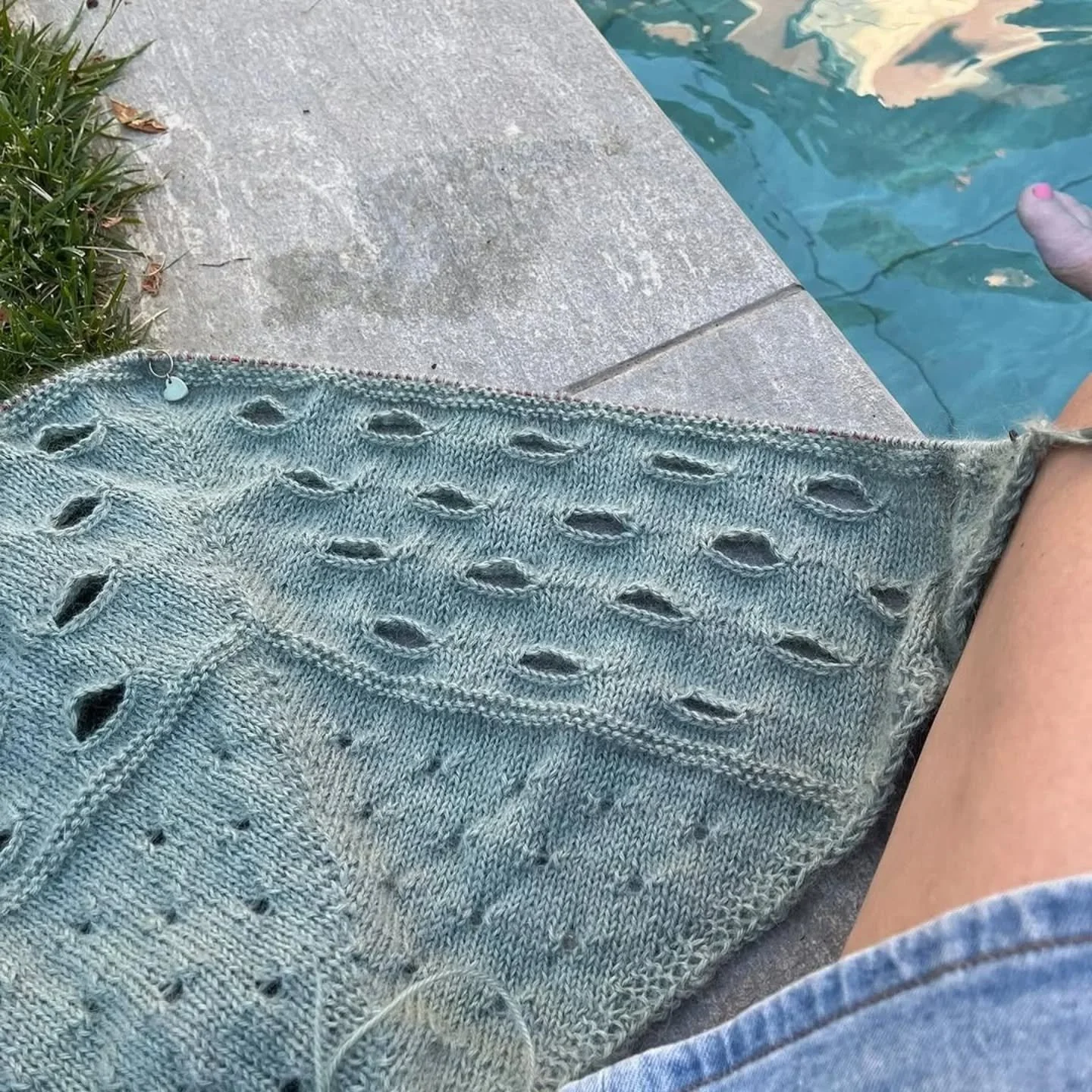 #Repost @les_reves_de_cicinous with @let.repost 
&bull; &bull; &bull; &bull; &bull; &bull;
Je suis &agrave; jour du kal myst&egrave;re de @tricotalicehammer x @la_droguerie 
J&rsquo;attends avec impatience l&rsquo;indice 4 aujourd&rsquo;hui !!!

#ins