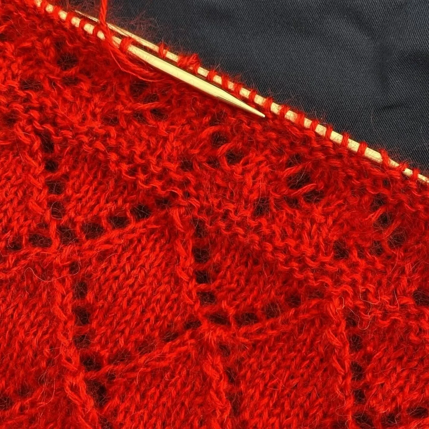 #Repost @docteurcousette with @let.repost 
&bull; &bull; &bull; &bull; &bull; &bull;
En route le pour le 4e indice ! KAL myst&egrave;re de @tricotalicehammer X @la_droguerie #alicehammer #alicehammerknitters #alicehammerxladroguerie #ladroguerie #alp