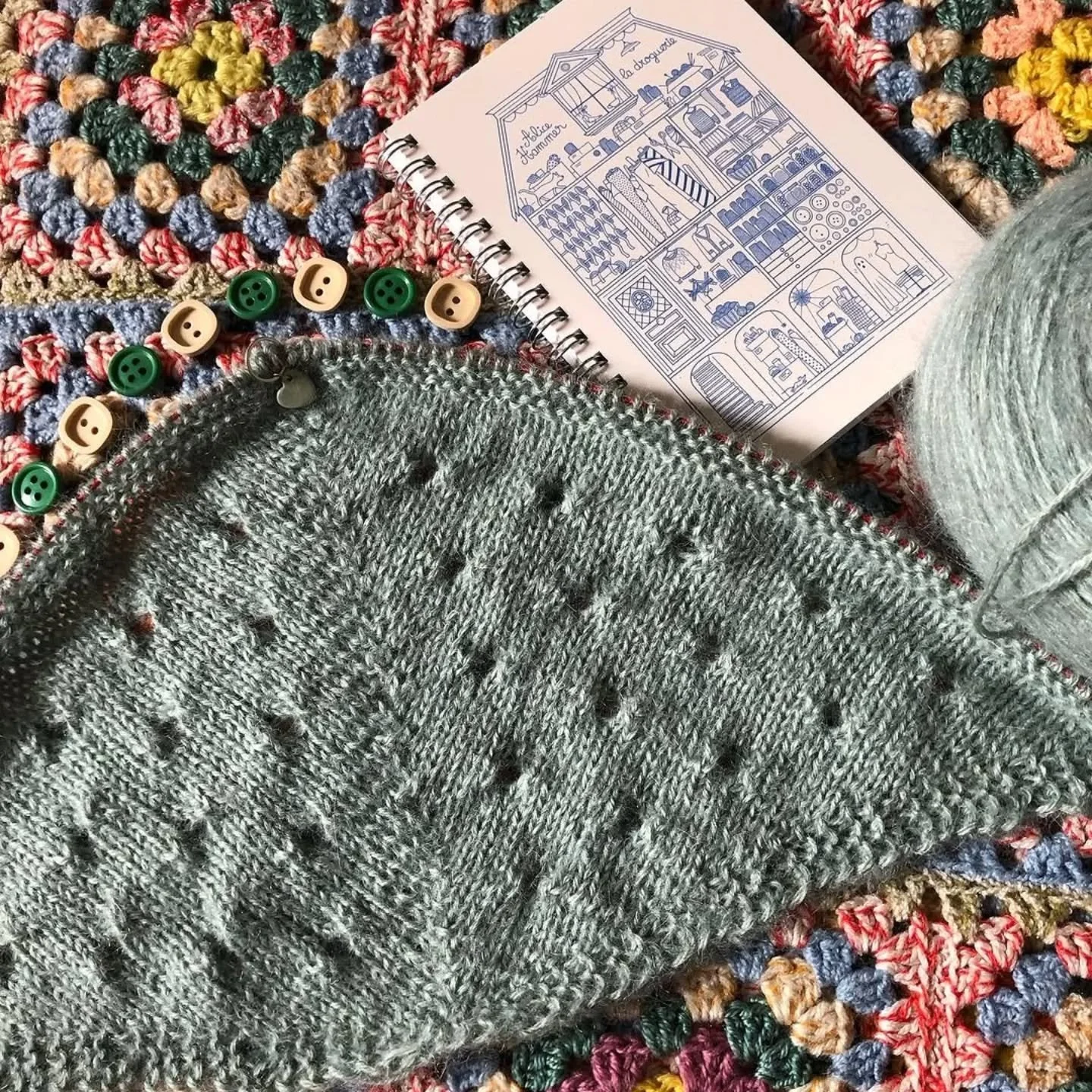 #Repost @les_reves_de_cicinous with @let.repost 
&bull; &bull; &bull; &bull; &bull; &bull;
Apr&egrave;s une &eacute;tude approfondie du 1er indice au milieu de ma collection de boutons je n&rsquo;ai trouv&eacute; aucune piste. D&eacute;sol&eacute;e S