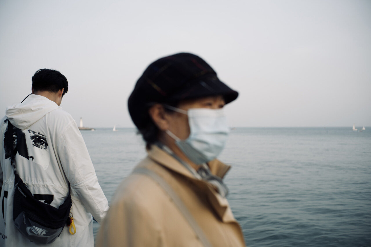  Eye contact is the most effective way to communicate during the pandemic, and the comparison between this man’s jacket and this lady’s eyes kind of proves it. 