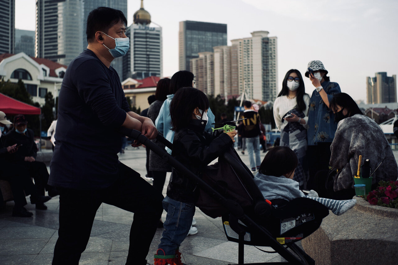  In the order of age and size, this family shows their attitudes toward pandemic. 