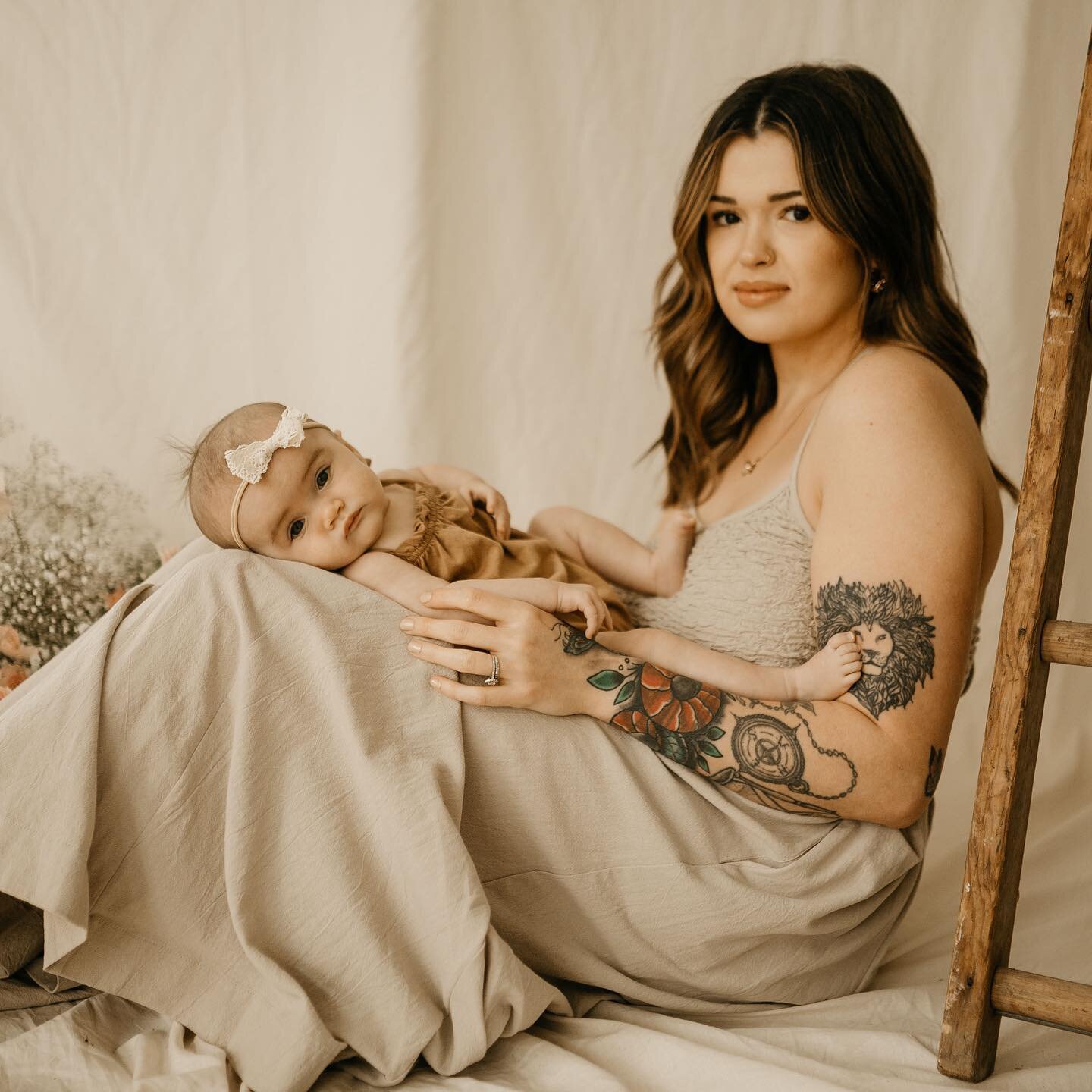 I&rsquo;m in love with these photos 😍 what do you think? @hairxalli 

#tylertxphotographer #springminis #etxphotographer #motherhood #longviewtxphotographer #newmom #newbornphotography