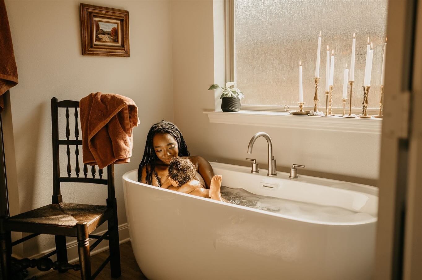 Dreaming of this bathtub in @wolfnrosephotos home 🛁🫧💛

&mdash;&mdash;&mdash;&mdash;
Lauren LaBoyteaux is a parenthood documentary + lifestyle photographer in ETX and DFW area, specializing in birth, fresh 48, at home family, newborn and maternity 