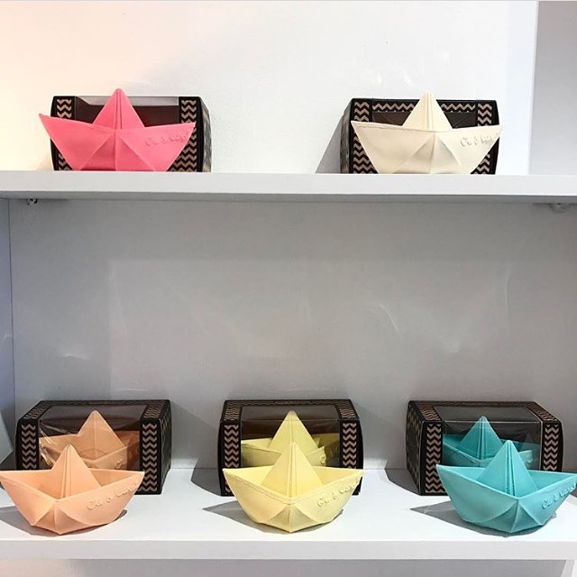NEW nude &amp; mint Origami Boat⛵️colors are already available in shops like @wonder_forkids in Nijmegen, Netherlands! 💥📍🇳🇱 Find them in 5 colors ready to navigate at bath time with your lil' nugget 👶🏼💦💦 100% natural rubber from trees 🌳🌿 #c