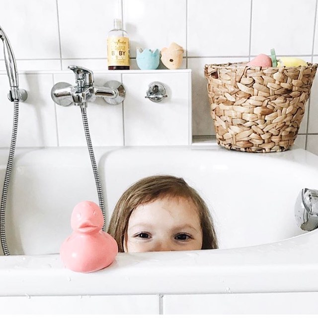 Hey hey Monday morning! 👀 It's bath time with Elvis the Duck 💦🐥🐤💦 Cutest photo by  @thelittlebeehouse in Germany 📍 #mondaymorning #elvistheduck #coolkids #modernparents #Germany #oliandcarolaroundtheworld
