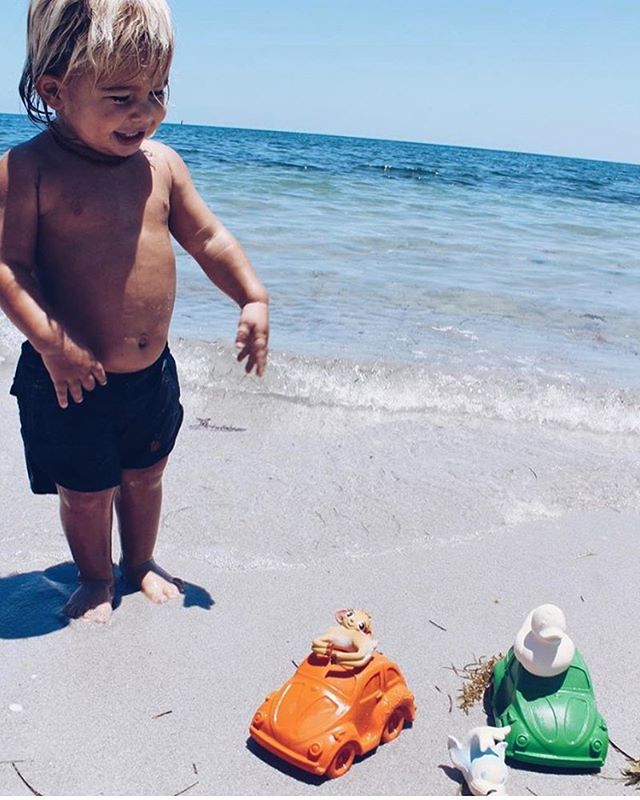 Little P is definitely our favorite baby monkey on instagram 🙈🐒💦 as well as his whole #goals family @letoto3 🙌🏼✨ We're so happy to see this shot of him playing with our natural rubber toys Key Biscayne beach in Florida 🐳🌎 Who's also ready for 