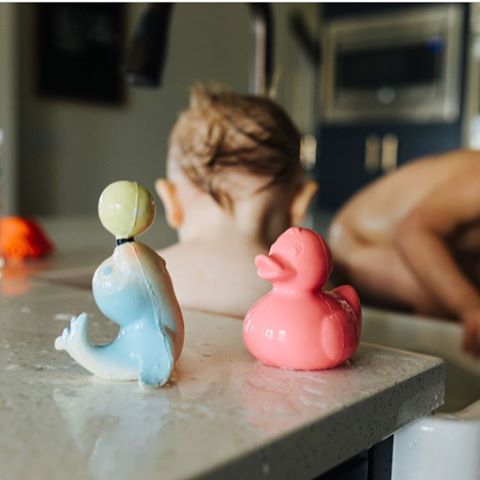 In lovelove with this photoshoot @lizzyography @nothingdownaboutit took with these 2 adorable 🐒🐒✨😍 They play around with our natural rubber toys everywhere! 🙌🏼 Where do your little ones play with them? Share your photo and tag us! 🙈 We ❤️ seein