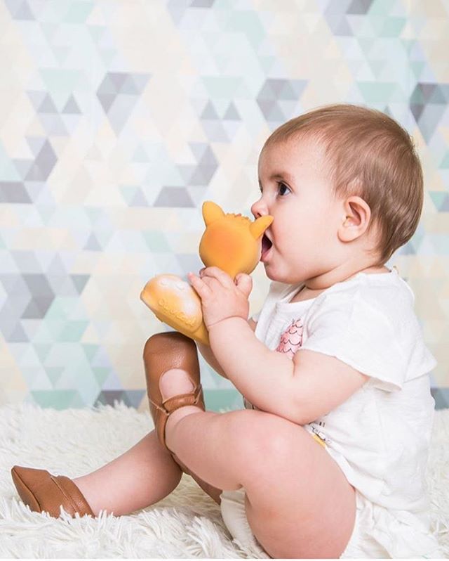 T e e t h i n g time before bed is a MUST to stimulate baby's senses 💦 and what's better than chewing on our Olive The Deer who's made from 100% natural rubber from trees? 🌳🌱 We're loving this photo by @mamisandminis - go check out their adorable 