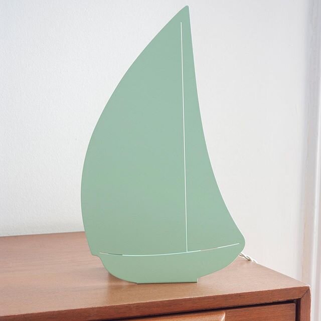 The Bateau Lamp also available in Mint and Ivory.⁠⠀
.⁠⠀
- Designed to free-stand or suspend from a wall. ⁠⠀
- Powder coated fully recyclable iron with matte finish⁠⠀
- Bespoke champagne-coloured, braided satin cable. ⁠⠀
- Hand-drawn in our Barcelona 