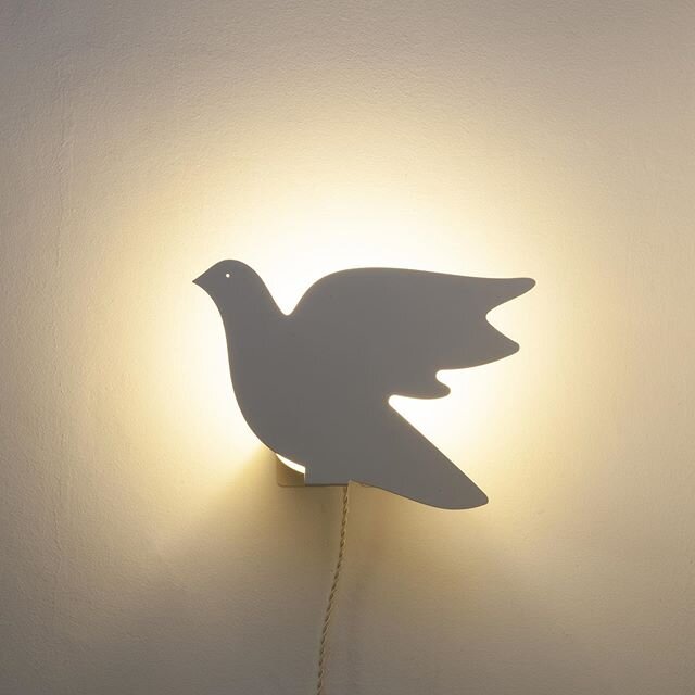 The Paloma Lamp in Ivory⁠ - a symbol of love, good fortune and peace. .⁠⠀
Inspo : Aphrodite and the doves 1830 Francesco Hayez⠀
.⠀
- Designed to free-stand or suspend from a wall. ⁠⠀
- Powder coated fully recyclable iron with matte finish⁠⠀
- Bespoke
