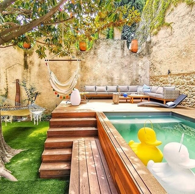 Summer project? Transform a backyard into an oasis with a raised deck pool. And to help you ask @lanostradeco architecture studio who built this one. (Scroll for before/after pics)⠀
.⠀
Essential accessories to bring it all together : hammocks, outdoo