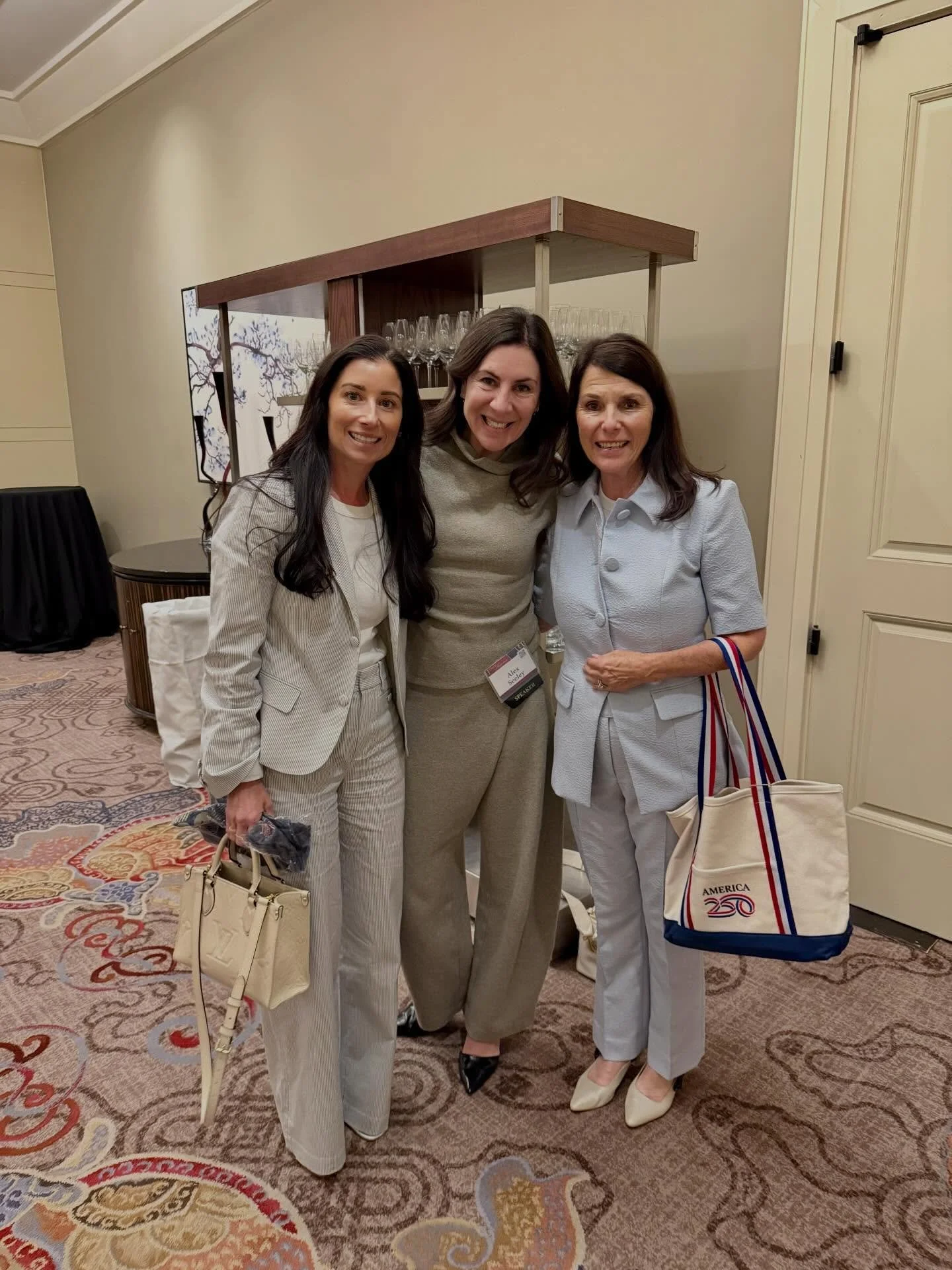 Everyday I get to share Jesus with people is a privilege but today was extra special. I love women who pursue God and I had the honor to serve these two women and many others in Washington D.C. thank you for trusting me @stephaniesposeto and Joy who 