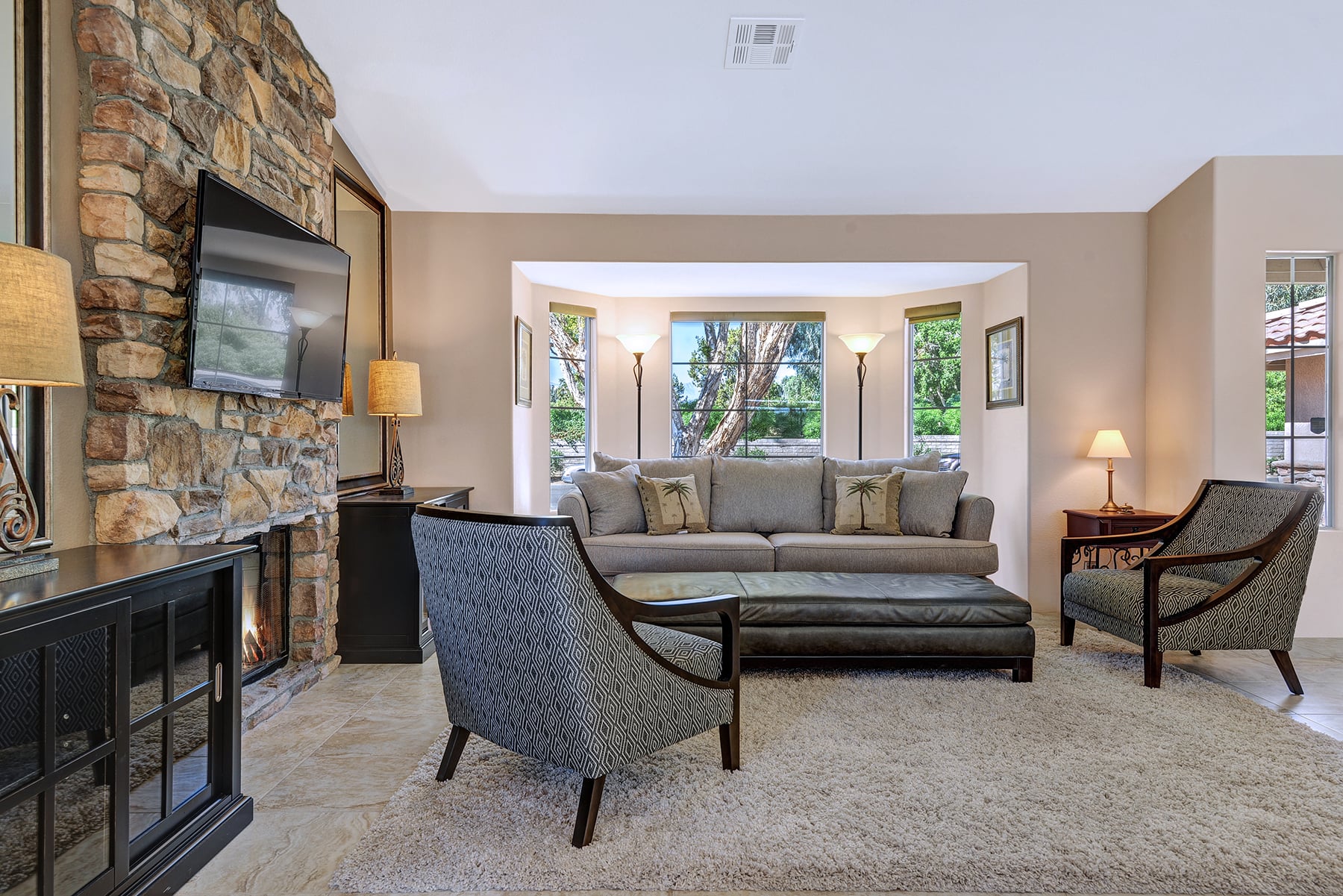 LIVING ROOM MLS.jpg