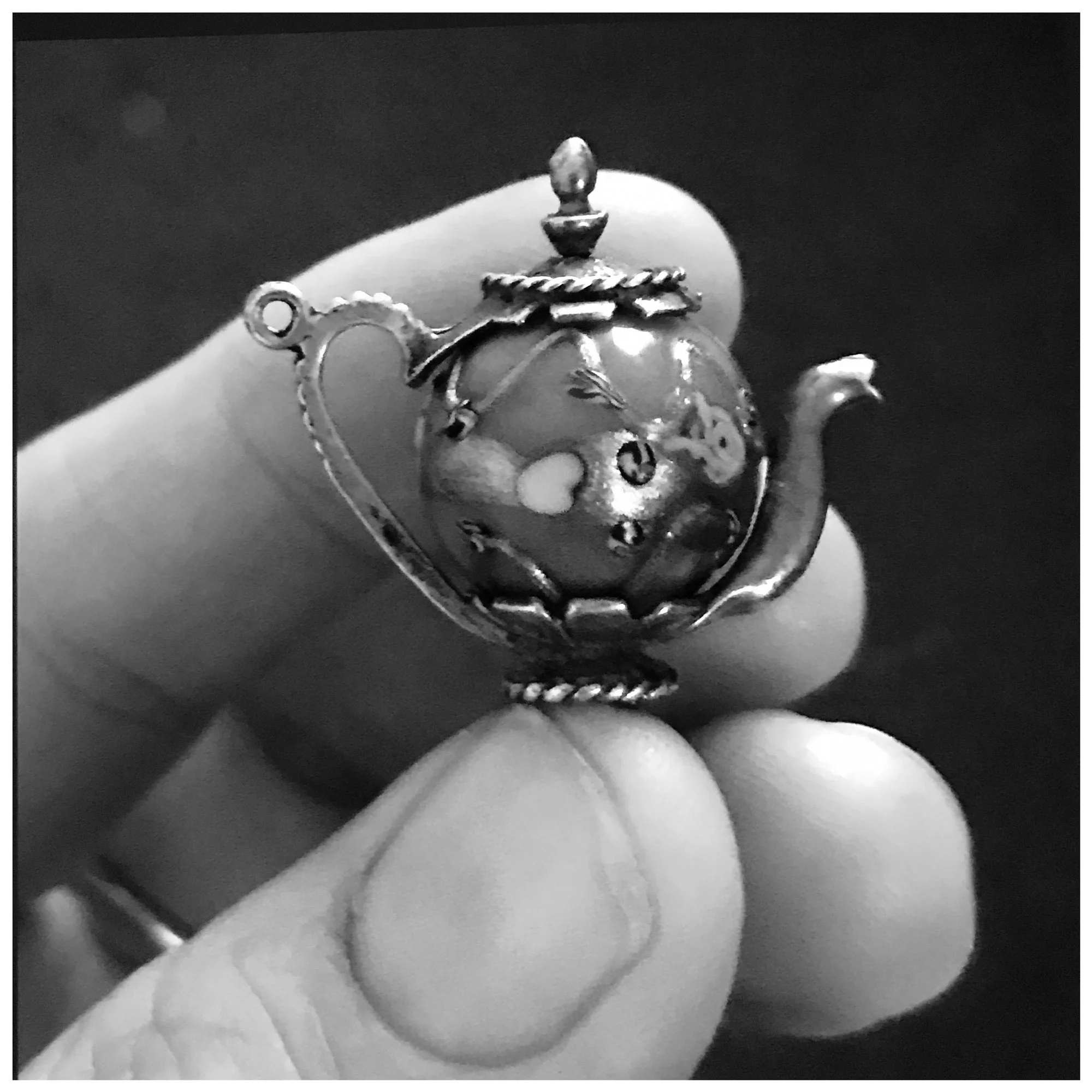 Holding_Mums_teapot_in_my_fingertips_black_white_23_Dec_2017_2000px.jpg