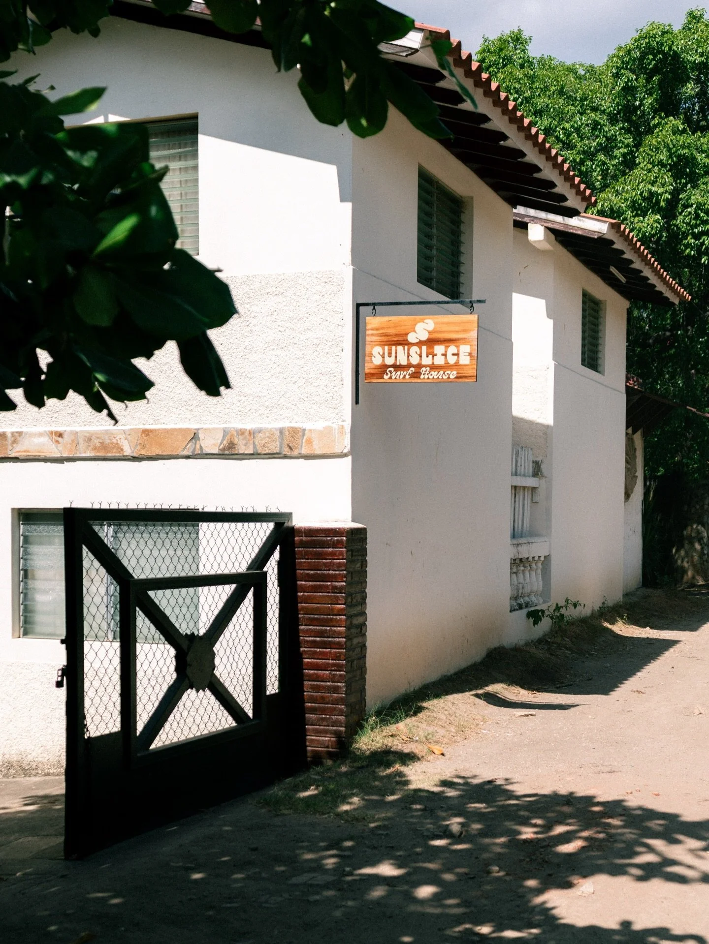 Branding and ongoing work for @sunslicesurfhouse 

Sign painted by @bueltonsanchez