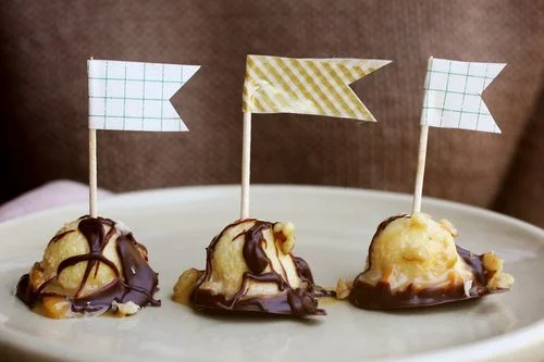 Sassy Appetit
Get in the fall groove with these sweet treats:
Caramel apples are an absolute classic snack of the autumn season! I love how you can decorate them with sprinkles, nuts, candies or just a drizzle of chocolate to go with whatever tastes you prefer. I thought it would be fun to try and make a mini version! I thought these would be a fun appetizer at a party or get together.
Serving up the sass daily, join Sassy Nation
http://sassynation.tumblr.com
http://www.facebook.com/TheSassyNation
http://twitter.com/#!/SassyNation