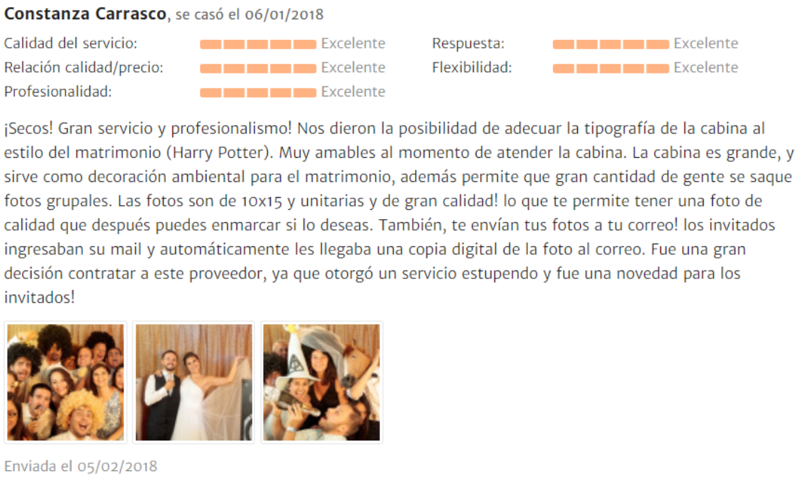 Testimonio en línea con texto de reseñas y fotos de grupo en celebración de boda.