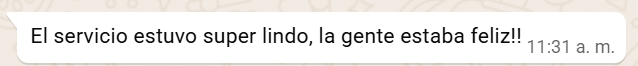 Un mensaje de texto que dice: 'El servicio estuvo super lindo, la gente estaba feliz!!'