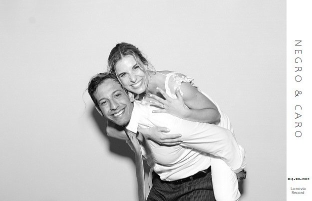 Una pareja feliz en un retrato en blanco y negro, con el hombre cargando a la mujer en la espalda, ambos sonriendo.