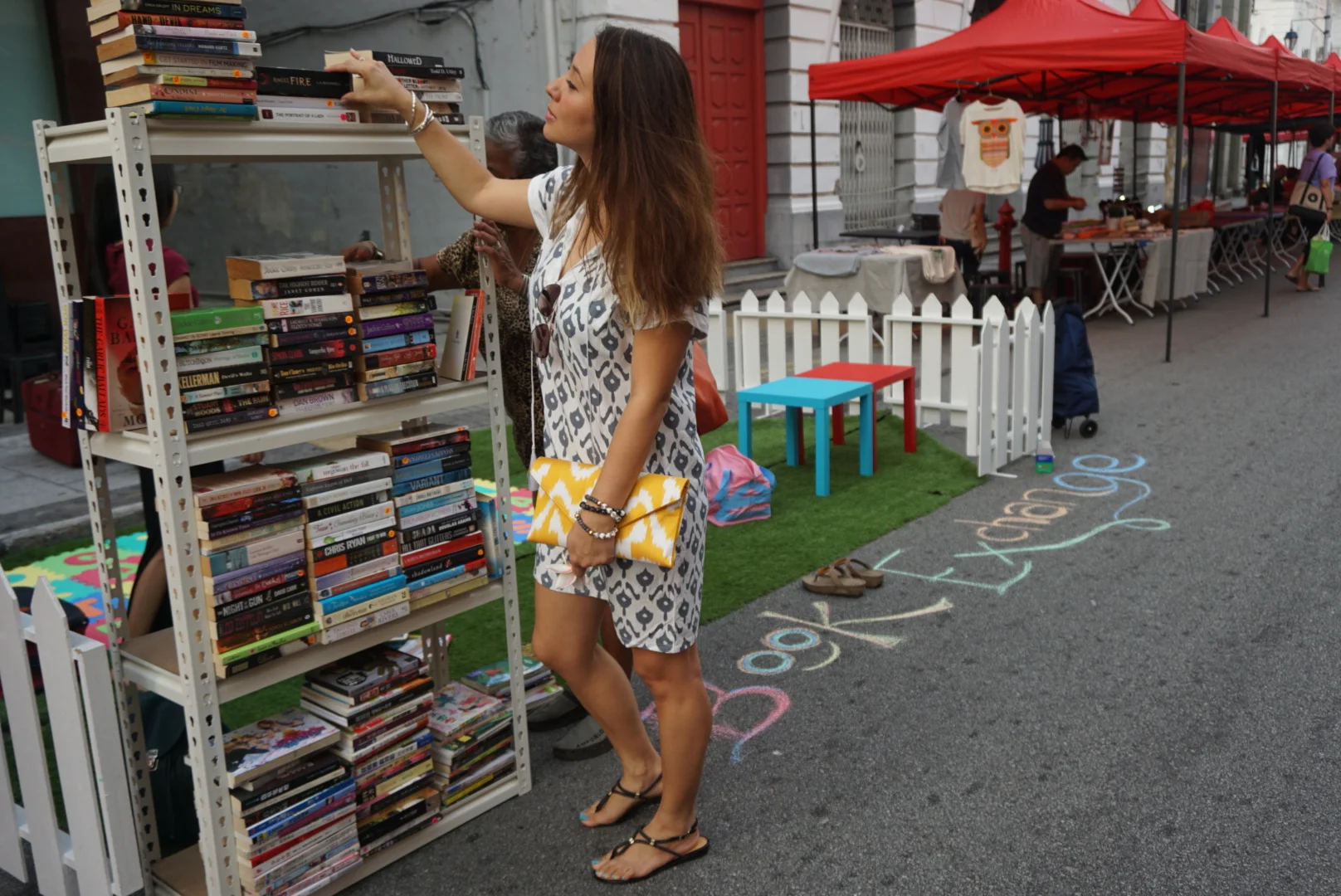 Even bookworms appreciate a vibrant Lannie clutch & Juliet dresses ;-)