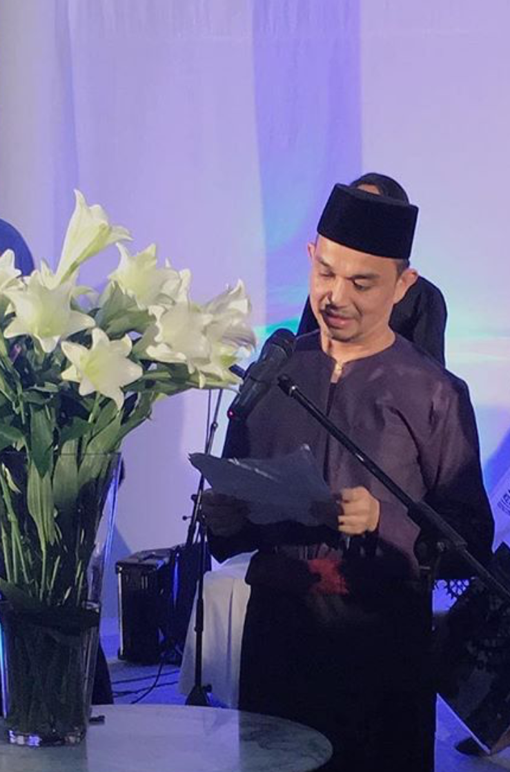 Dato' Farid reciting a birthday prayer in honor of Tengku Puan Pahang's recent birthday! Photo taken by Mohd Hatta Ismail.