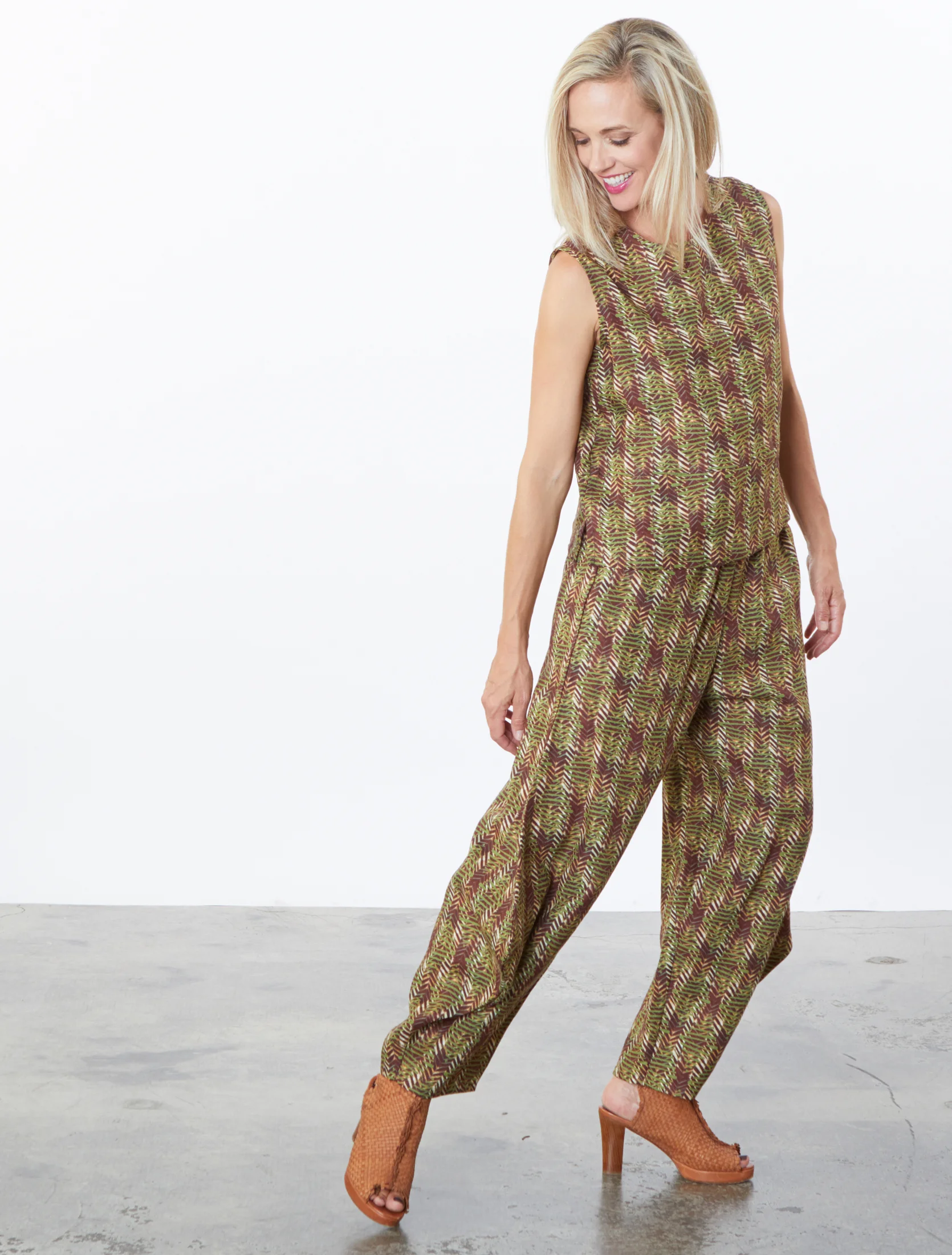 Gaya Vest, Seamus Pant in Verde Italian Print Linen