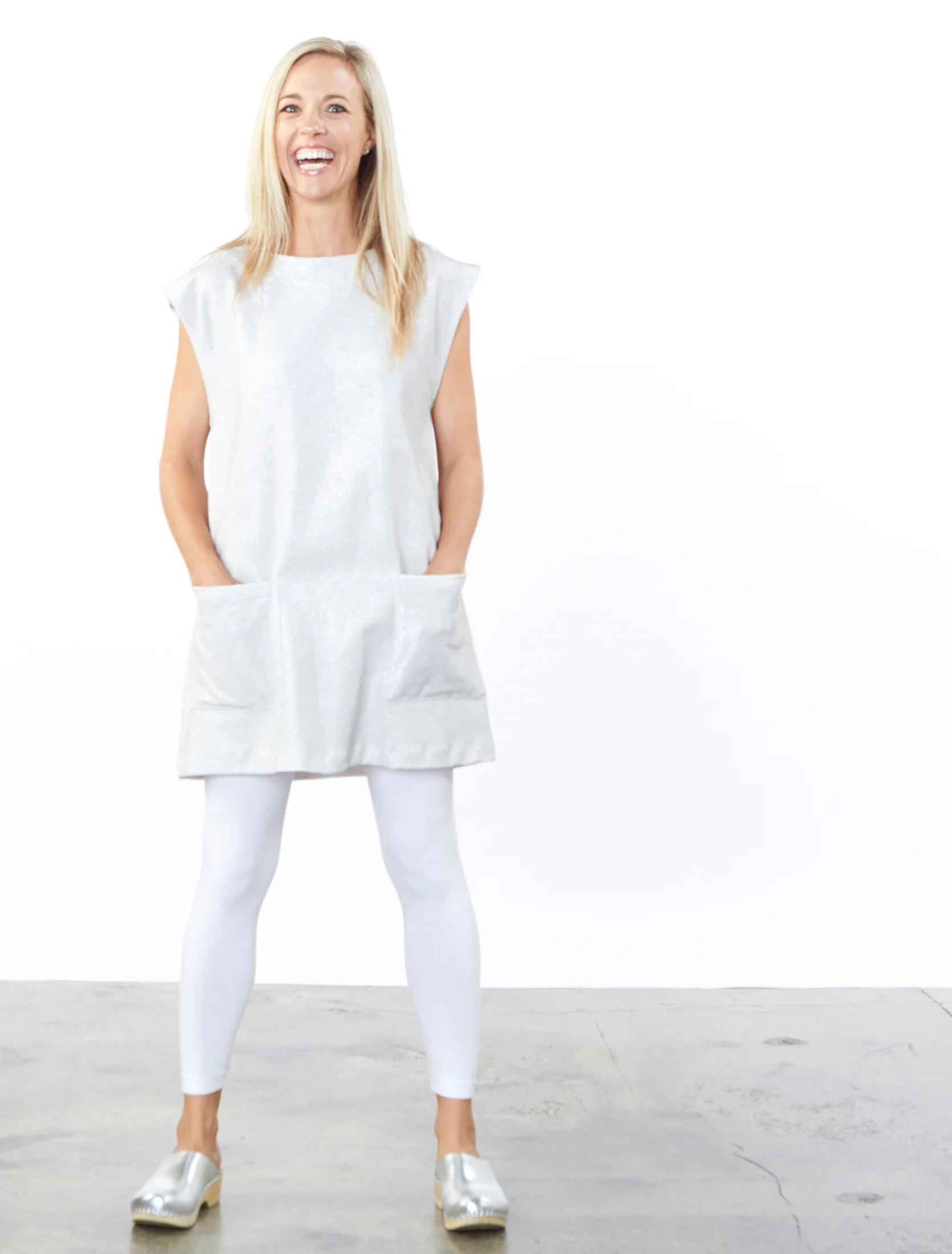 Clyde Tunic in Silver Ready for Newport Beach, Legging in White Bamboo Cotton