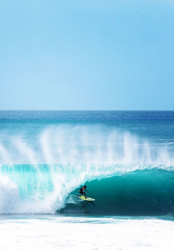  Only for the pro's wild surf at Pipeline 