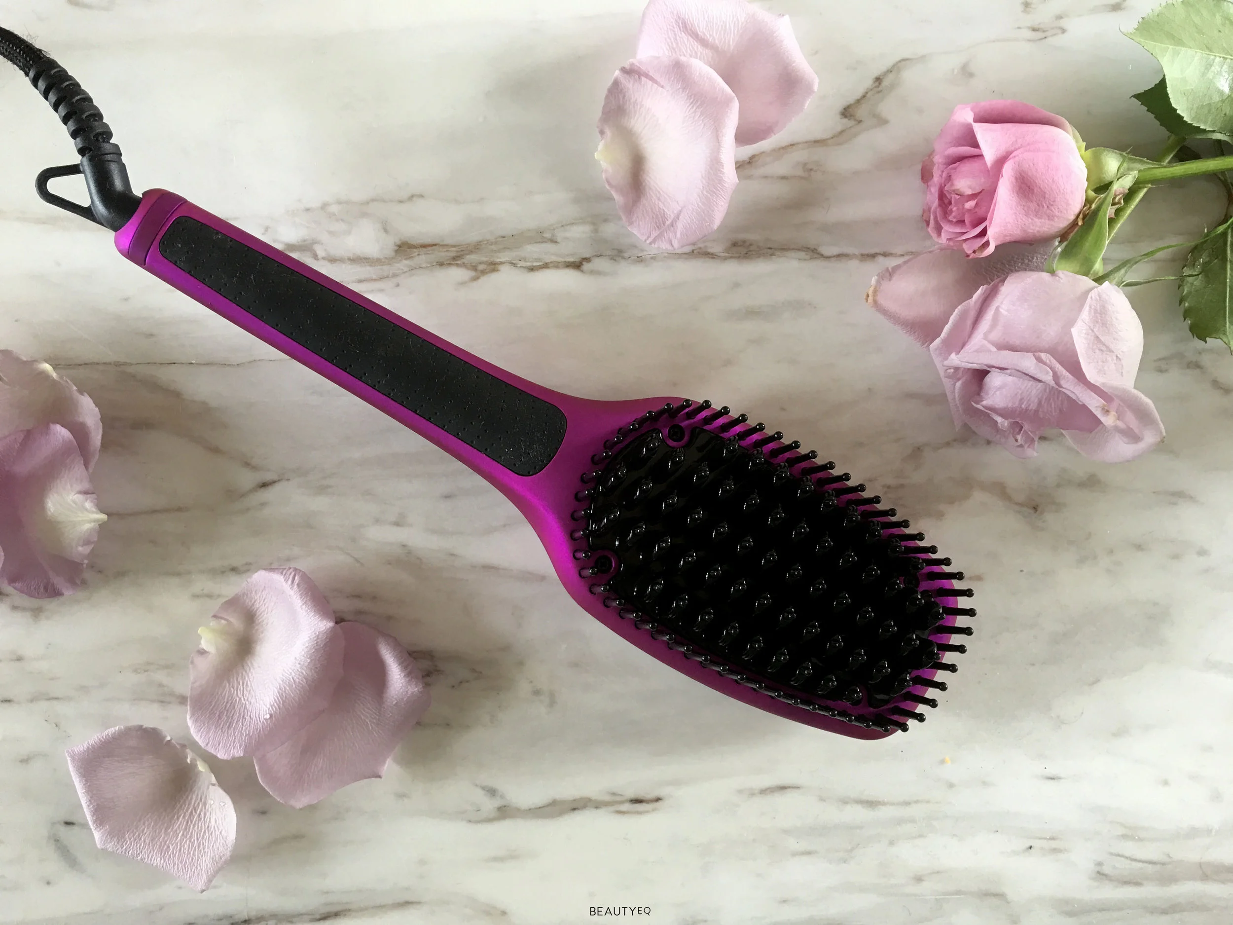 These bristles heat to 210 degrees and smooth the hair to give a salon-looking finish, everytime you use it.