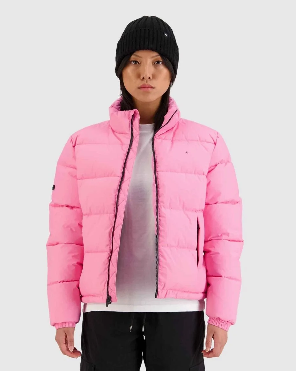 wpja11s5807_wmns_track_puffer_jkt_taffy_01.jpeg