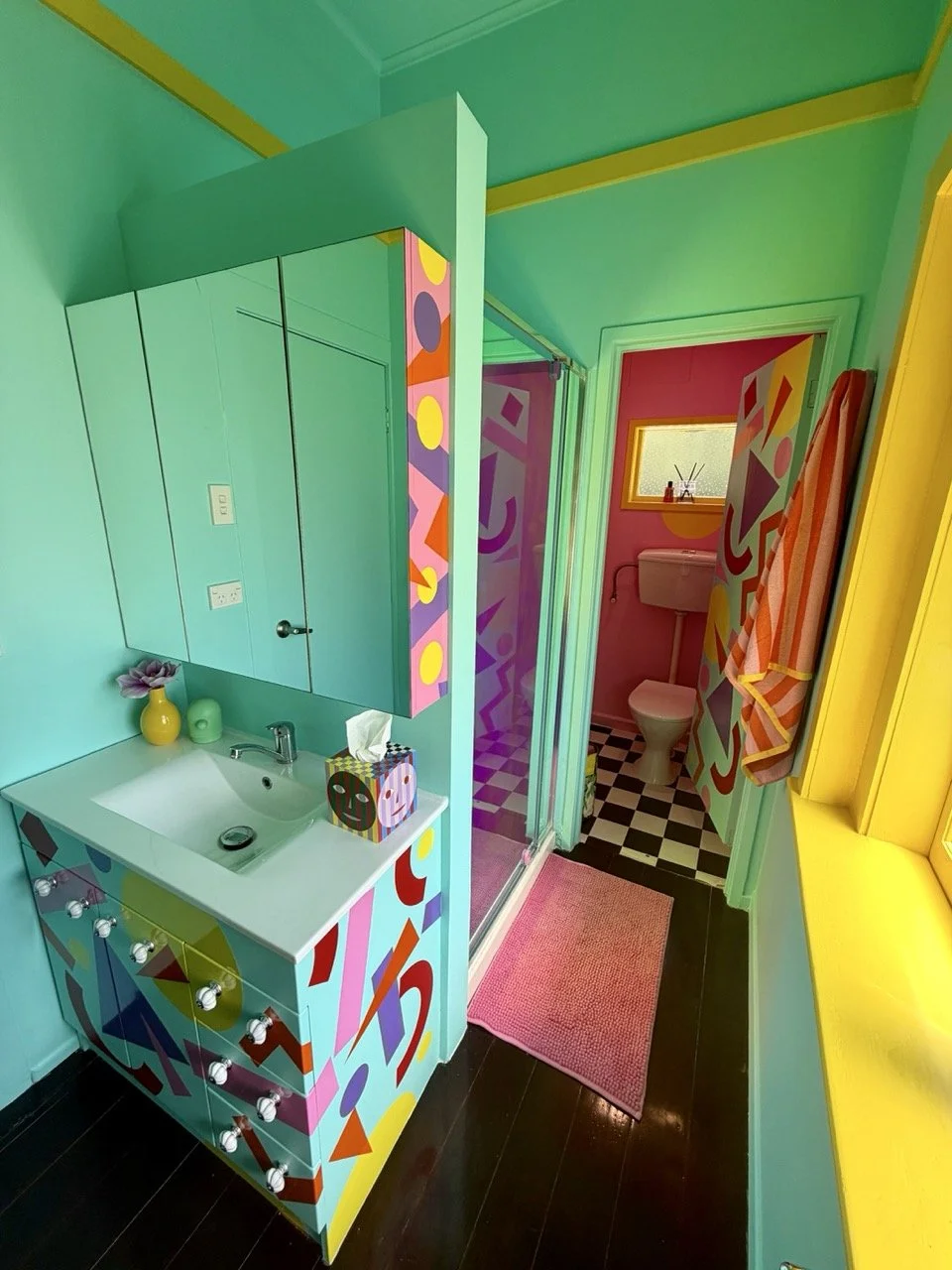 Memphis design bathroom