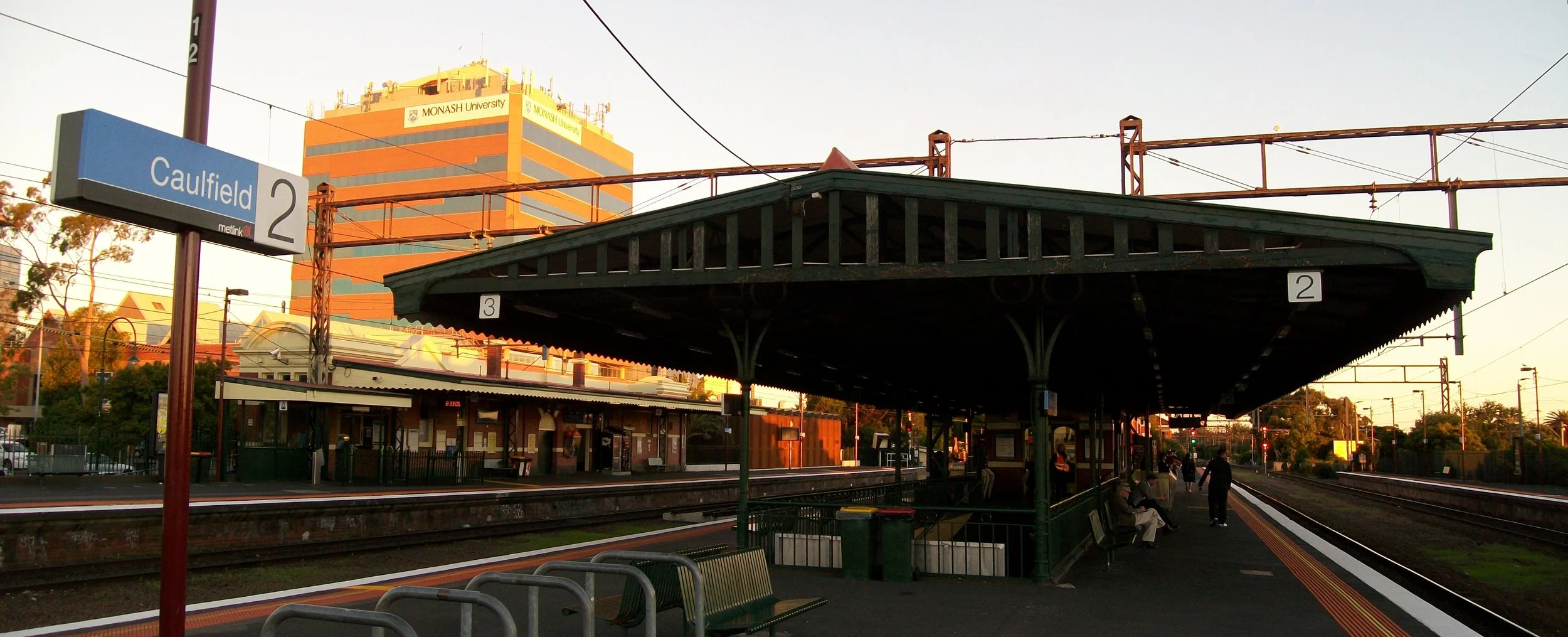 caulfield_railway_station_melbourne_platform_2.jpeg