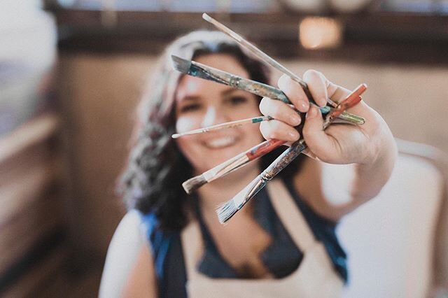 Headed into the weekend with a smile on my face. Show installation tomorrow morning! Photo by the talented @alexa_hartley .
.
.
#doitforthegram #colorcrush #courageous #expressive #paintingsforsale #doitfortheprocess #interiordesigninspiration #carve