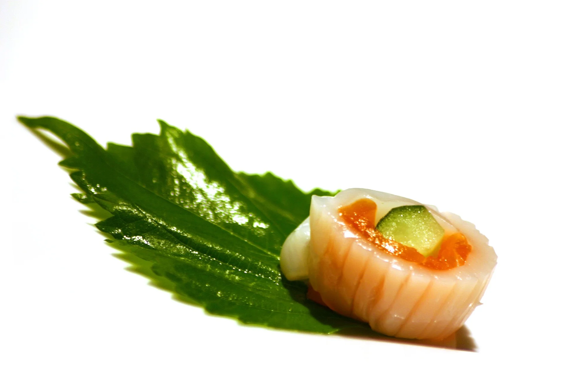Silly grocery store sushi, the shiso (perilla) leaf was meant to eat, not just for decoration! Photo: Pixabay