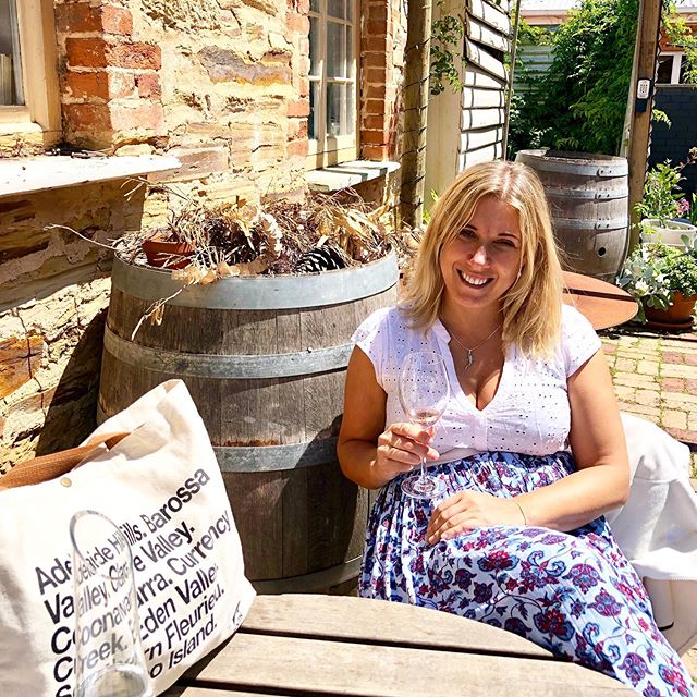 Happy place: wine tasting 🍷🍷 with friends on a sunny Saturday - or any day, really. ☀️ Discovering new places, chatting with locals, and... eating ALL the food.🧀🥖😊❤️⁣
⁣
#winetasting #happyplace #weekend #mclarenvale #cheers #sunny #winebarrel #o