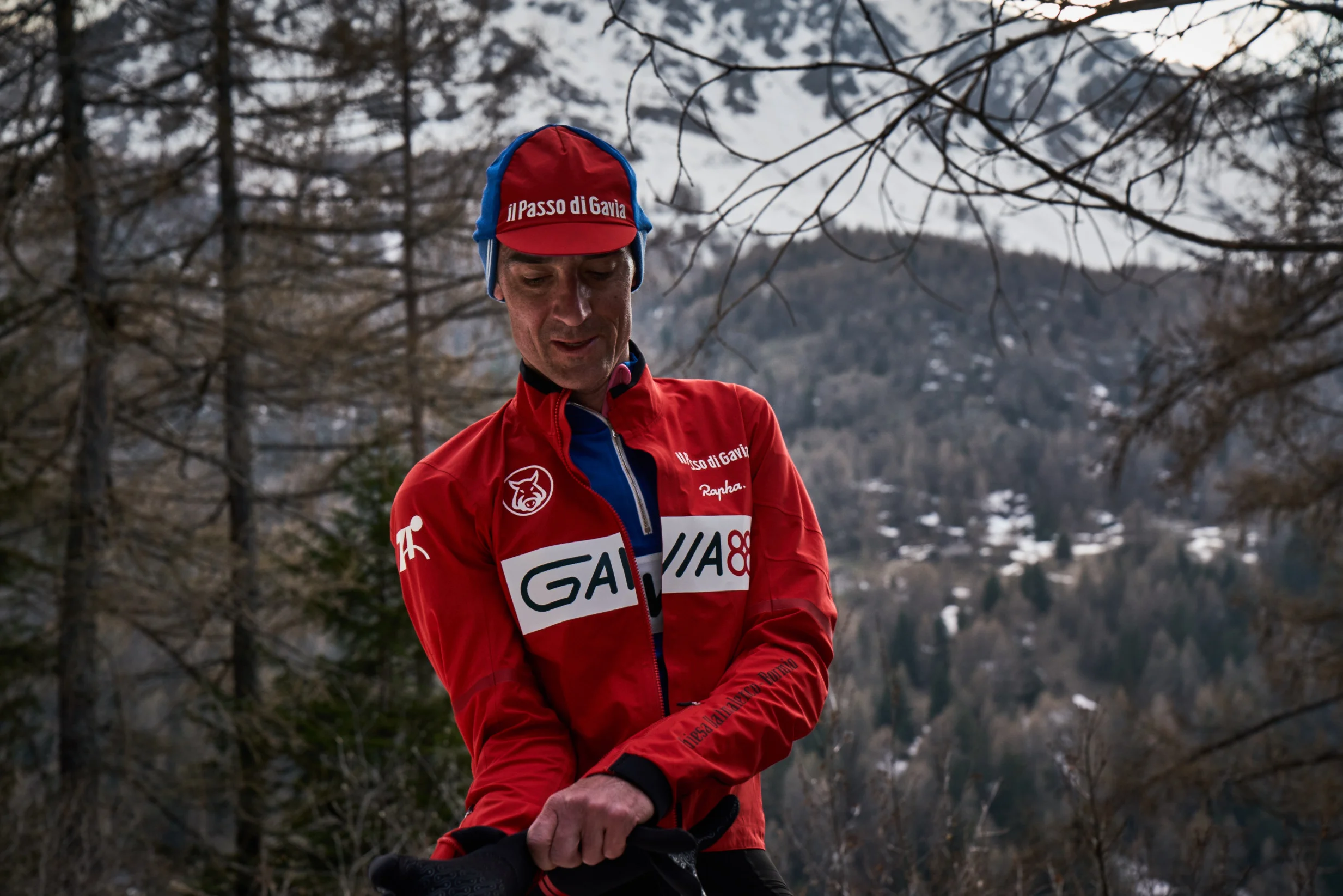 Rapha Gavia race cape.jpg