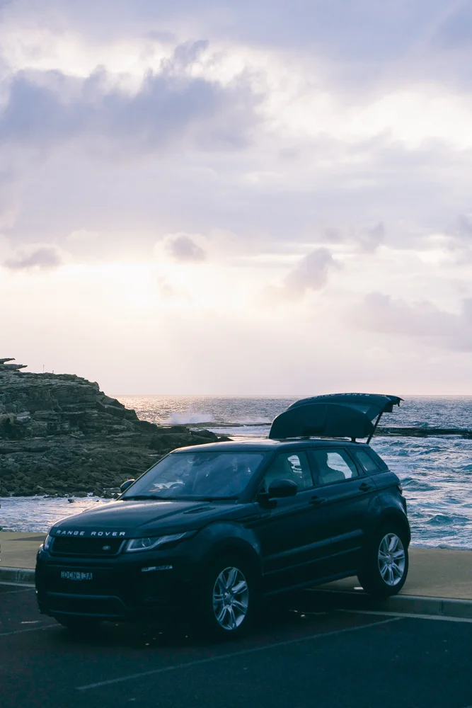 The curvaceous exterior design has been refined to give even more distinctive appeal. The front bumper, two new grille designs, optional all-LED headlamps and three all-new alloy wheel are just a few features of the updated design of the Range Rover Evoque. 