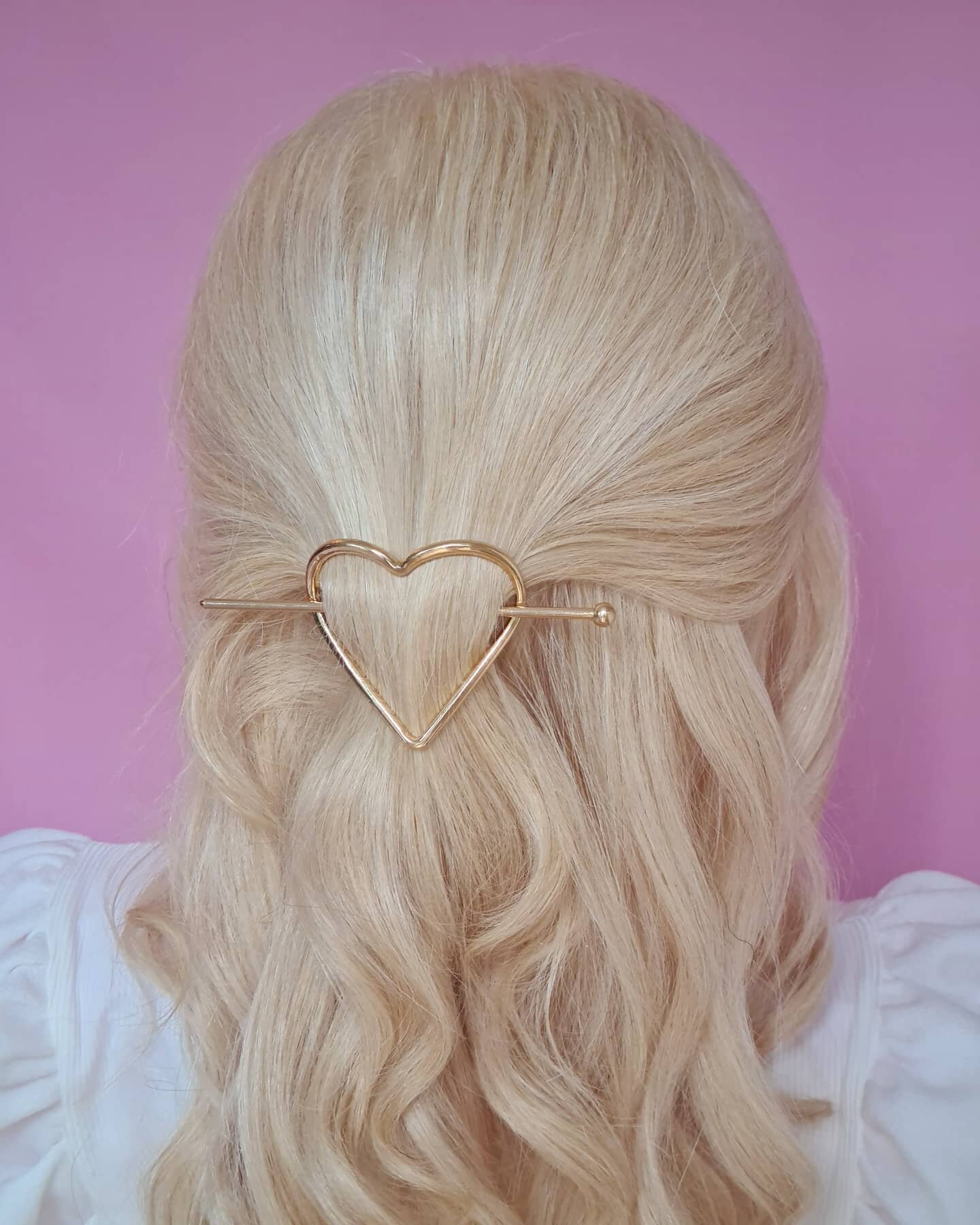 How cute is this gold heart hair clip?! 😍 I love it as a simple everyday accessory or a sweet nod to Valentine's Day 💖 1 week to go! 🙌 xx