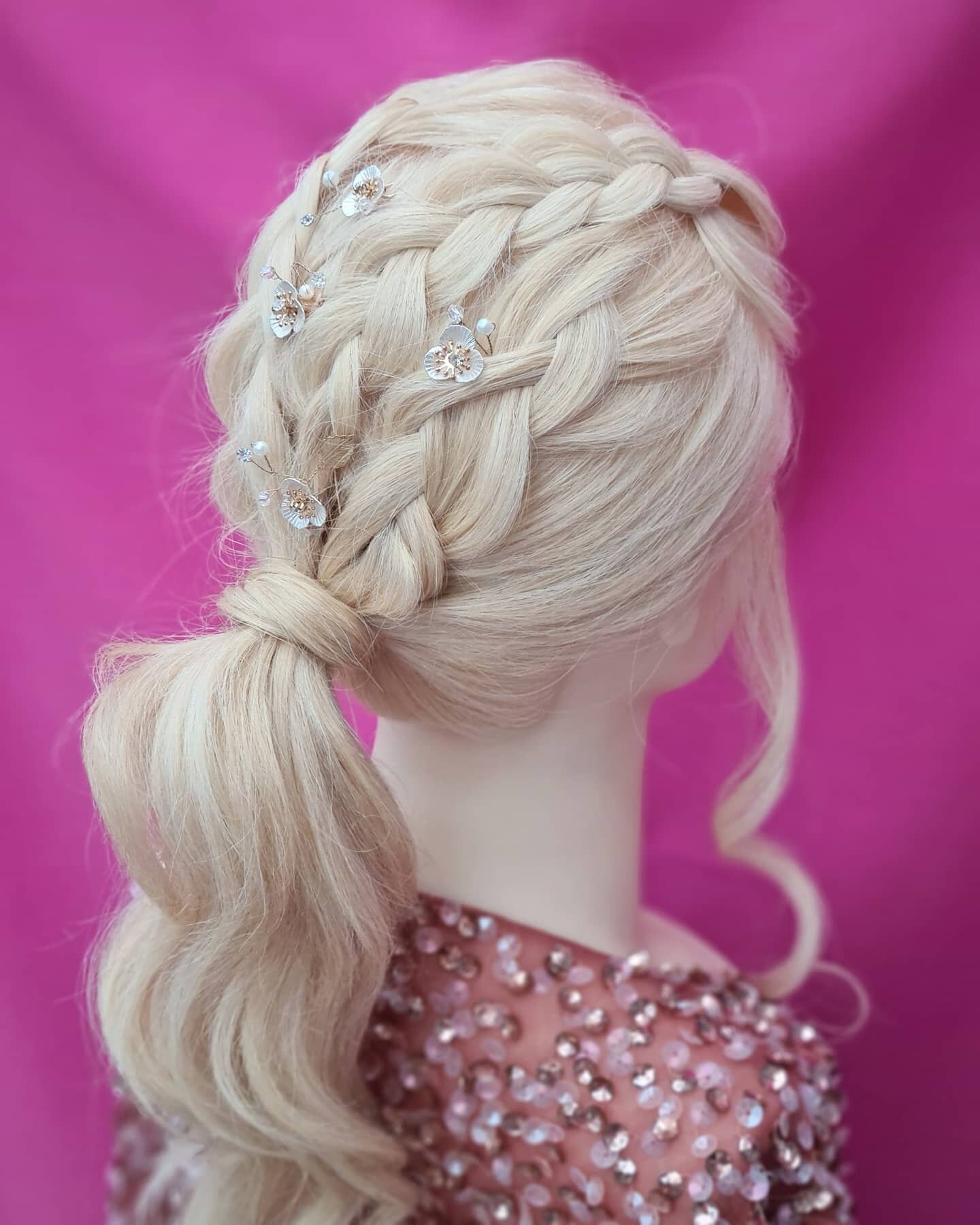 A three braid pony for some extra sass 💗💁🏼&zwj;♀️ I love a classic ponytail for a wedding; so simple, elegant &amp; can be worn so many different ways! Xx