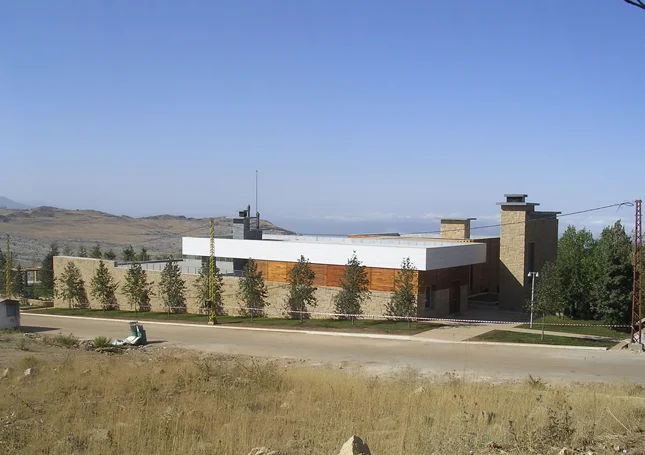  The client’s key words for this house were warmth and transparency. He expressed also the need for a generous garden accessible directly from the house. The proposal combines openness to the landscape, confinement and privacy for the rooms. These ar