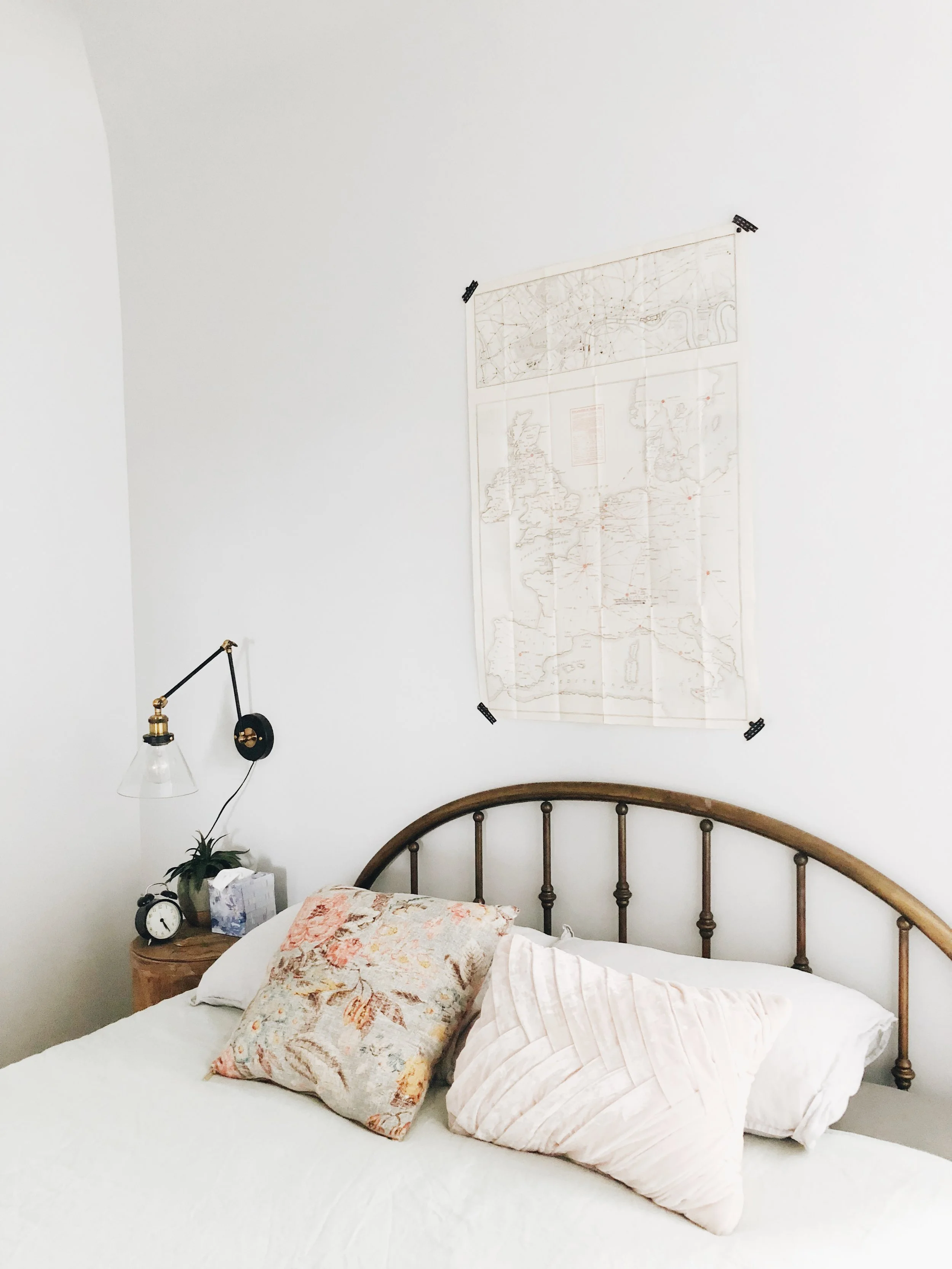 Does Traveling Make Us Natural Minimalists?